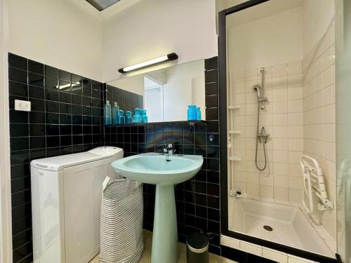 une salle de bain avec un lavabo et une douche dans l'établissement Maison Garriga, à Béziers