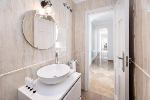 Ένα μπάνιο στο Apartamento con vistas en Gran Vía de Granada Luxury Suites