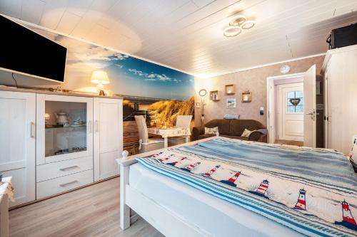 Un dormitorio con una cama grande en una habitación. en Ferienwohnung Freesenhuus, en Wangerland