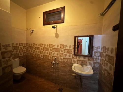 Koupelna v ubytování Aroni homestays