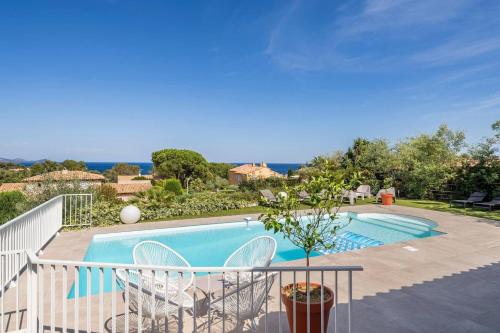 - une vue sur la piscine et ses chaises dans l'établissement Maison accueillante à Roquebrune-sur-Argens avec piscine privée, à Roquebrune-sur Argens