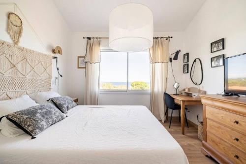 a bedroom with a bed and a desk and a television at Maison accueillante à Roquebrune-sur-Argens avec piscine privée in Roquebrune-sur-Argens