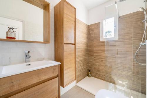 a bathroom with a shower and a sink and a toilet at Maison accueillante à Roquebrune-sur-Argens avec piscine privée in Roquebrune-sur-Argens