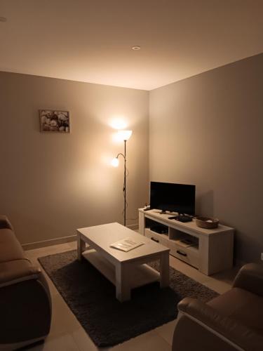 Gîte Les Guernazellesにあるテレビまたはエンターテインメントセンター