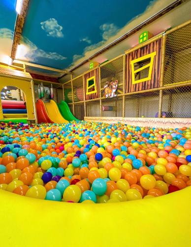 a large pool of balls in a play room at Romeo&Julia in Toruń