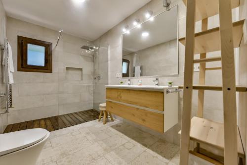 een badkamer met een wastafel en een toilet bij Villas Guzman - Olga in Moraira