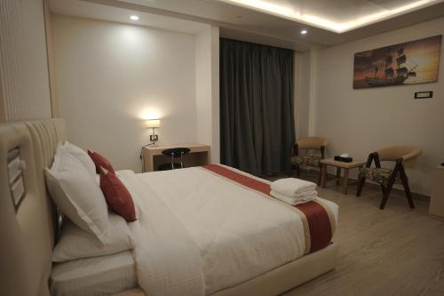 Una cama o camas en una habitación de Madina Hotel