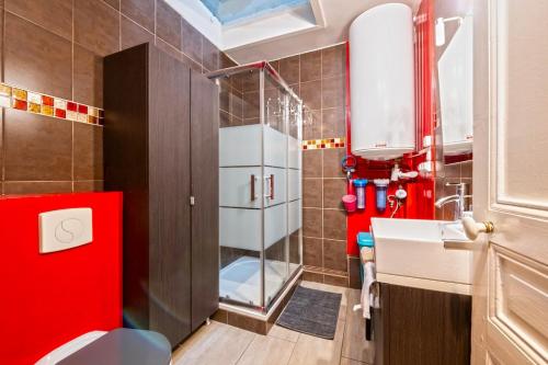 Ένα μπάνιο στο Appartement Cozy en Hyper Centre, à 12 min de Paris