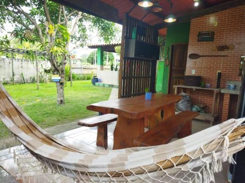 リニャレスにあるCasa de Campo , Lagoa Nova - Linhares ESの庭のハンモック(テーブル、椅子付)