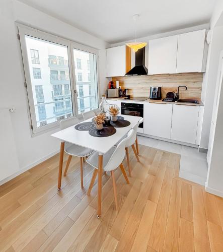 Η κουζίνα ή μικρή κουζίνα στο Balcon ensoleillé, design moderne