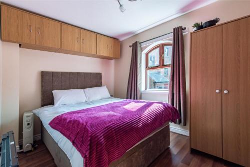 Postel nebo postele na pokoji v ubytování 2BR Apartment in the Heart of Leeds City Centre