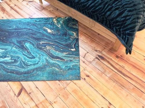 a rug on the floor in a room at Möbliert-nahe STARLIGHT EXPRESS in Bochum -WLAN-Netflix-Loggia oder Terrasse in Bochum