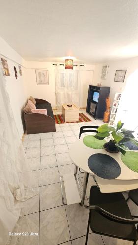 un salon avec un canapé et une table dans l'établissement 3 rue Maurice Utrillo, à Bourg-en-Bresse