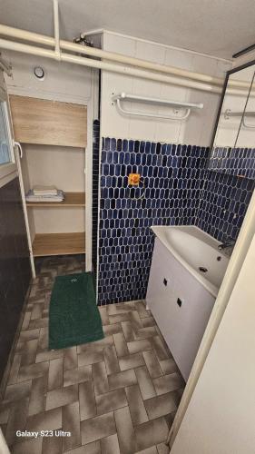 une petite salle de bain avec toilettes et lavabo dans l'établissement 3 rue Maurice Utrillo, à Bourg-en-Bresse