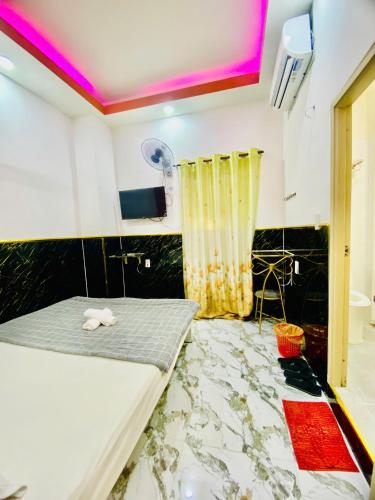 a room with a bed and a shower in it at KHÁCH SẠN BẢO AN in Ho Chi Minh City