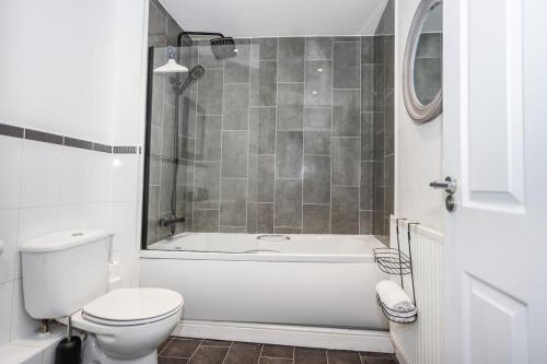 Ένα μπάνιο στο Doultons House Sleeps 5 in 2 Bedrooms Wifi Parking