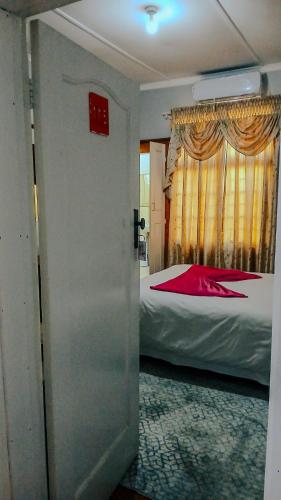 Una cama o camas en una habitación de PLANES