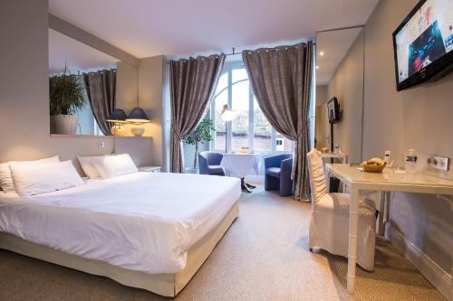 Кровать или кровати в номере Chenal Hotel