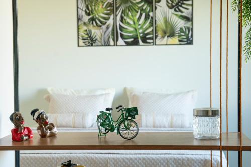 a table with a bike on top of it at Alvorada do Lago - A melhor hospedagem de Umuarama in Umuarama