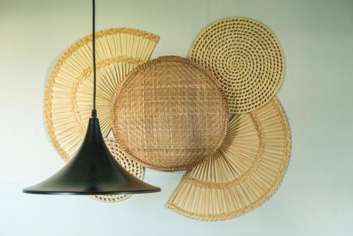 a group of straw hats hanging on a wall at Alvorada do Lago - A melhor hospedagem de Umuarama in Umuarama