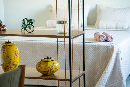 a bedroom with a bed and a table with a bed at Alvorada do Lago - A melhor hospedagem de Umuarama in Umuarama