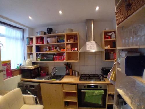 Kuchyň nebo kuchyňský kout v ubytování 42 Churchbury vRd, Room 2