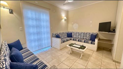 un soggiorno con un divano e una TV di Apartamento Canto Sul - pé na areia a São Sebastião