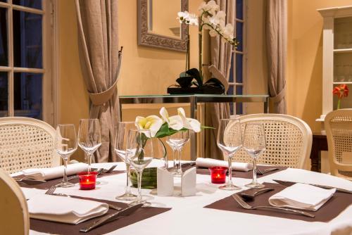 - une table avec des verres à vin et des serviettes dans l'établissement Hôtel Château de l'Hermitage, à Pontoise