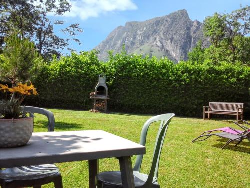 - une table et des chaises dans une cour avec barbecue dans l'établissement Chalet enchanteur à Tarascon-sur-Ariège avec vue sur montagne, à Tarascon-sur-Ariège