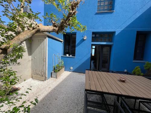 Το κτήριο όπου στεγάζεται  η παραθεριστική κατοικία