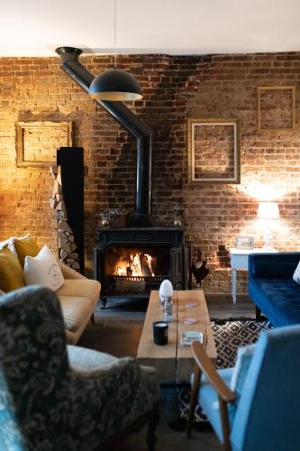 Il comprend un salon doté d'un mur en briques et d'une cheminée. dans l'établissement La Maison Bleue, terrasses et vue panoramique mer, au Tréport