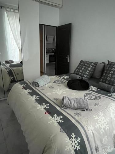 une chambre avec un lit avec une couverture dessus dans l'établissement Plage des Catalans - Palais du Pharo - Vieux Port, à Marseille