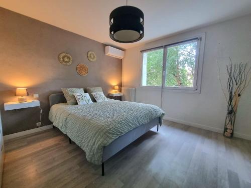 une chambre avec un lit et une fenêtre dans l'établissement 1 avenue maurice blondel - T4 centre-ville, à Aix-en-Provence