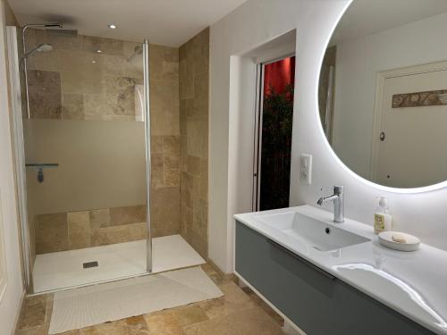 une salle de bain avec un lavabo et une douche dans l'établissement L'écrin au Super Lavandou, au Lavandou