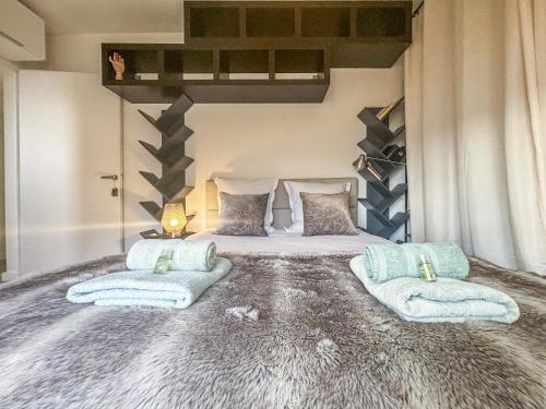 une chambre avec un grand lit avec des serviettes dessus dans l'établissement Evasion vue mer - Wifi, Piscine, Parking, 4pers, à Nice