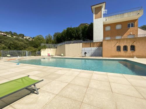 une piscine devant un immeuble dans l'établissement Evasion vue mer - Wifi, Piscine, Parking, 4pers, à Nice