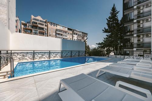 Bazén v ubytování Hotel Splendid Tbilisi nebo v jeho okolí