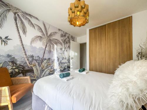 - une chambre avec un grand lit blanc orné d'une fresque murale de palmiers dans l'établissement Evasion vue mer - Wifi, Piscine, Parking, 4pers, à Nice