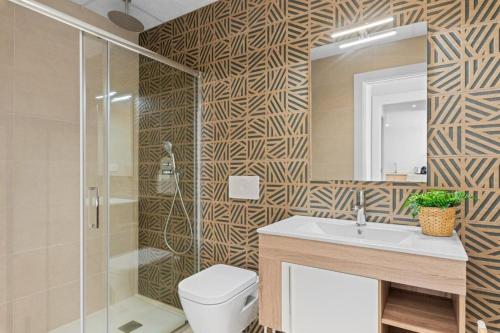 La FloridaにあるModern Apartment Orihuela Costaのトイレ、洗面台、シャワー付きのバスルーム