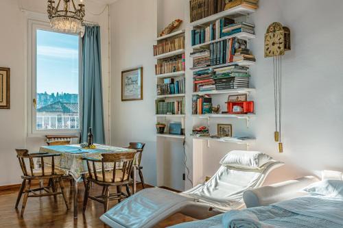 salon ze stołem i krzesłami oraz jadalnią w obiekcie Casa Pavó Appartamento accanto al Bargello we Florencji