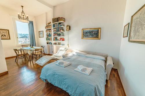 sypialnia z łóżkiem i jadalnią w obiekcie Casa Pavó Appartamento accanto al Bargello we Florencji