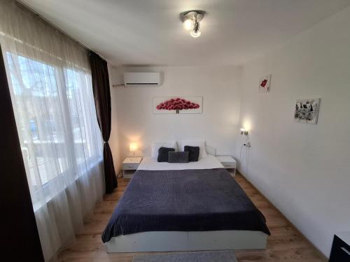 Postel nebo postele na pokoji v ubytování 3 Rooms Apartment, Top Center, 1st Floor, AUBG, WiFi, PC i5 SSD, Tablet, AndroidMiTvBox, 3 LED TVs 200 Channels, Long Terrace, Self-Easy-Late Check-in, Stay Before Greece