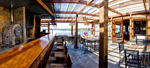 Hotel Cabaña Del Lago Puerto Varasにあるレストランまたは飲食店