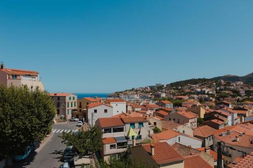 - une vue sur une ville avec des toits et des bâtiments dans l'établissement Regina's Banyuls - Asmaraloka, à Banyuls-sur-Mer