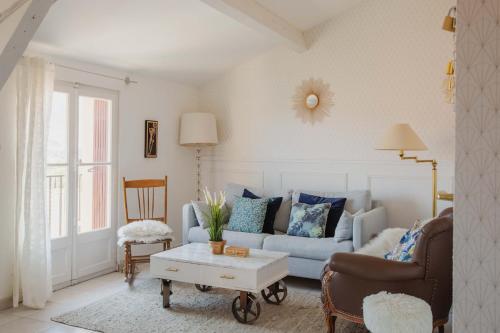 un salon avec un canapé et une table dans l'établissement Regina's Banyuls - Asmaraloka, à Banyuls-sur-Mer