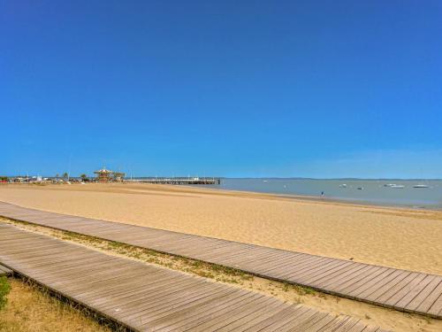 - une promenade sur une plage au bord de l'océan dans l'établissement Somptueuse demeure Arcachonnaise de caractère avec accès direct à la plage, à Arcachon