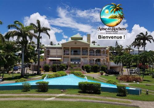una vista di un resort con piscina di Votre Oasis Tropicale a Saint-François