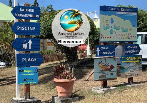 Et logo, certifikat, skilt eller en pris der bliver vist frem på Votre Oasis Tropicale