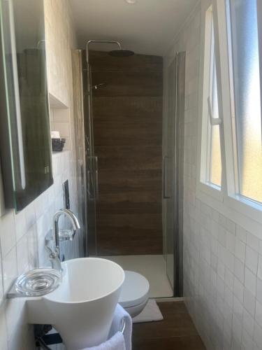 Et badeværelse på Appartement prestige, cour Paoli