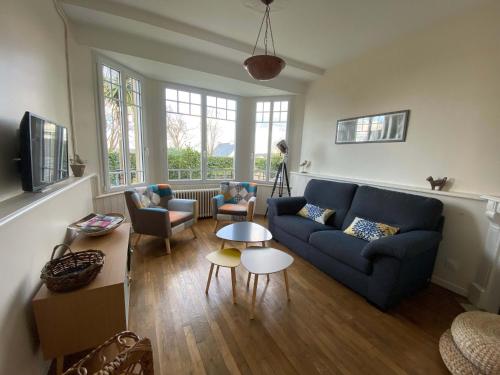 a living room with a blue couch and chairs at CARANTEC FAMILY HOME WITH GARDEN 6 persons in Carantec